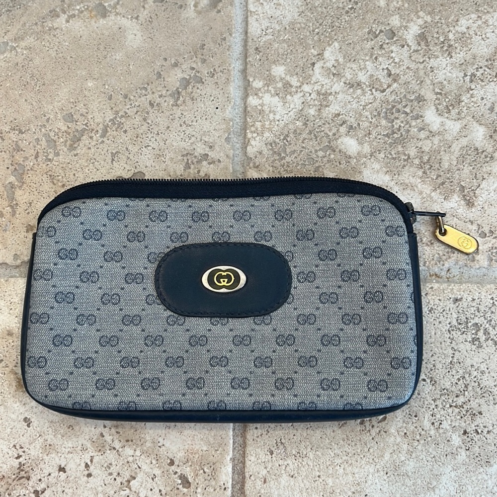 Gucci vintage makeup case. In good condition. Zipper works. 7x4 inches